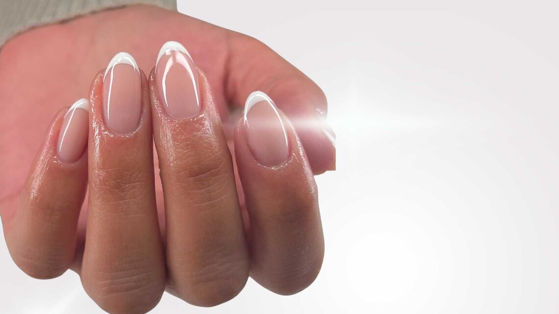 Fingernägel mit schmalem French Nail | © Adobe Stock/Helmy